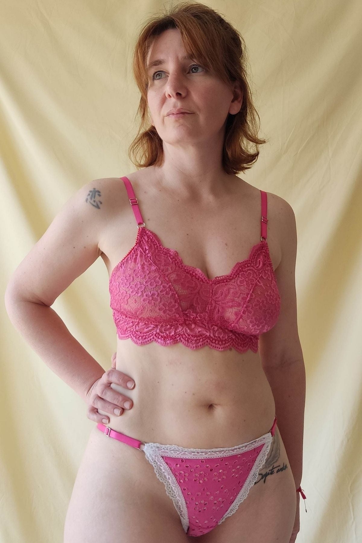 Corpiño Calma puntilla fucsia en modelo vista lateral – Qué Tupé