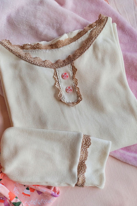 Detalle cuello, botones y mangas con puntilla Pijama Edén – Qué Tupé