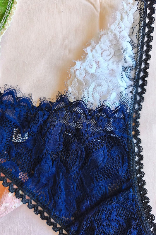 Detalle tanga Less en V azul y blanco con terminación pelos puntilla – Qué Tupé