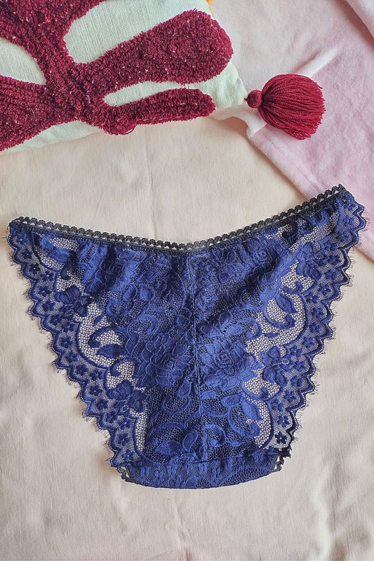 Detalle espalda vedetina Encanto puntilla azul – Qué Tupé