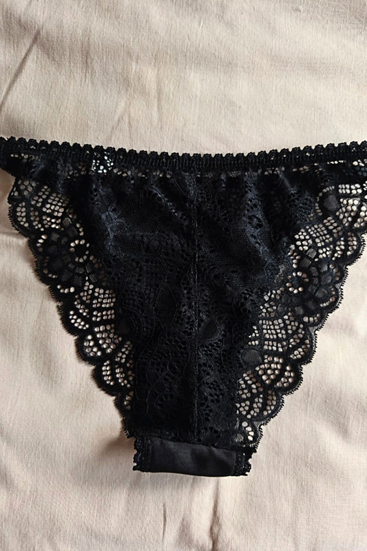 Detalle espalda puntilla vedetina mini Encanto negra – Qué Tupé