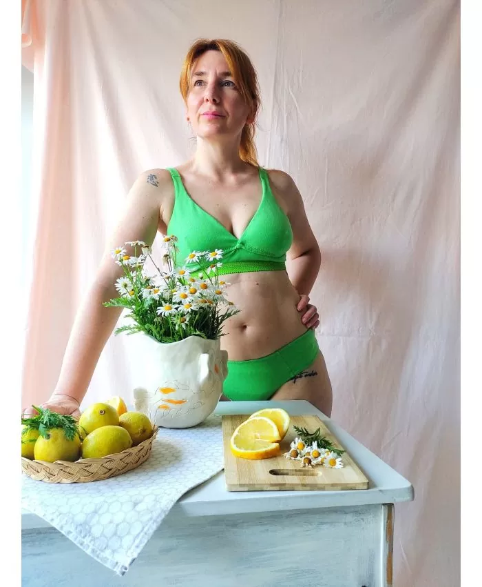 Mujer usando corpiño algodón doble Qué Tupé – talle real