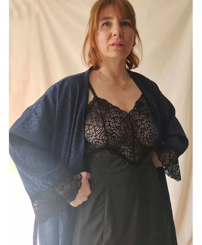Set Misterio de Medianoche – bata azul noche y babydoll negro con puntilla, edición limitada Qué Tupé