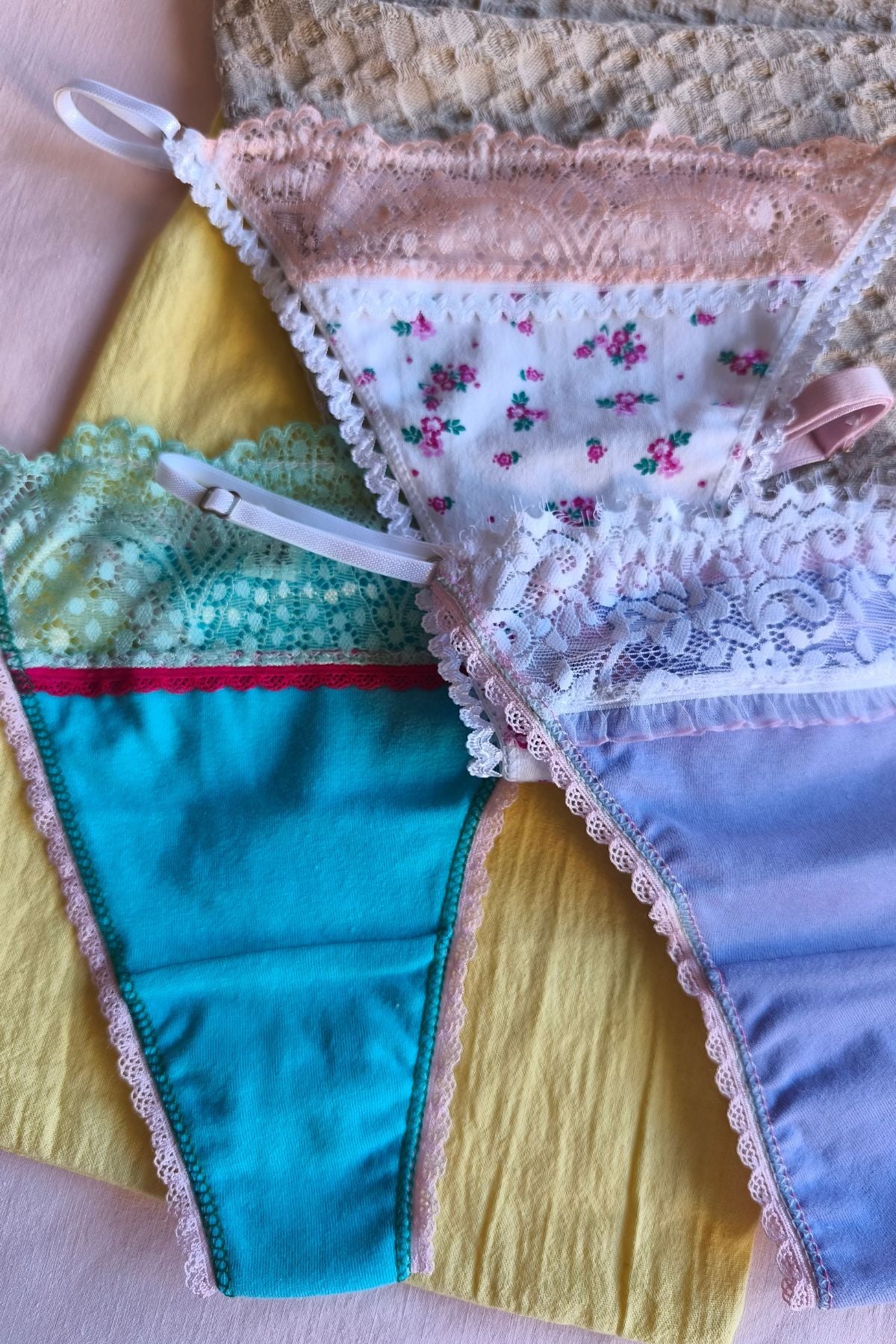 Detalle puntilla de colores bombacha artesanal algodón – Qué Tupé