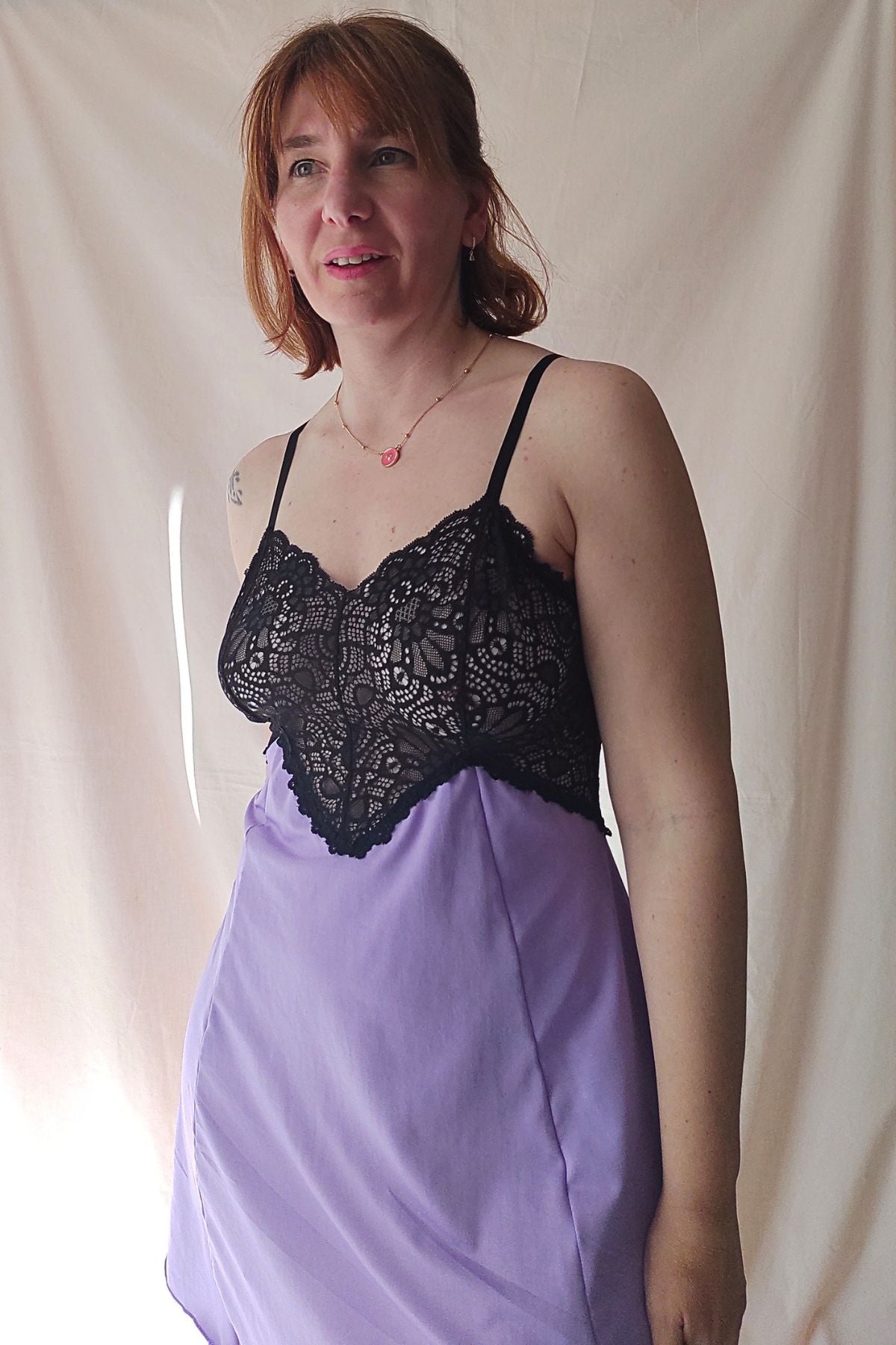 Babydoll lila en modelo vista lateral – Qué Tupé