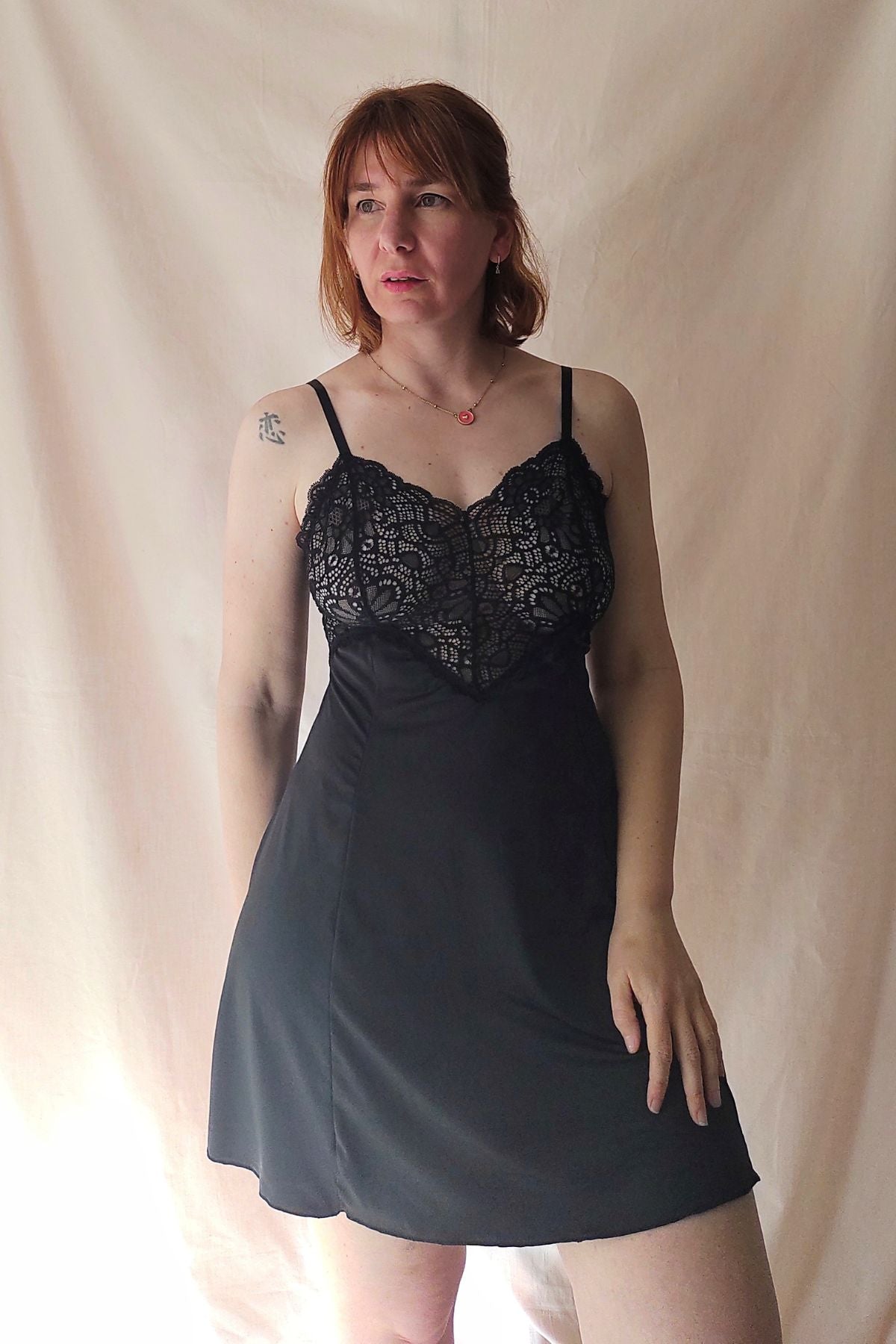Babydoll negro en modelo vista frontal – Qué Tupé