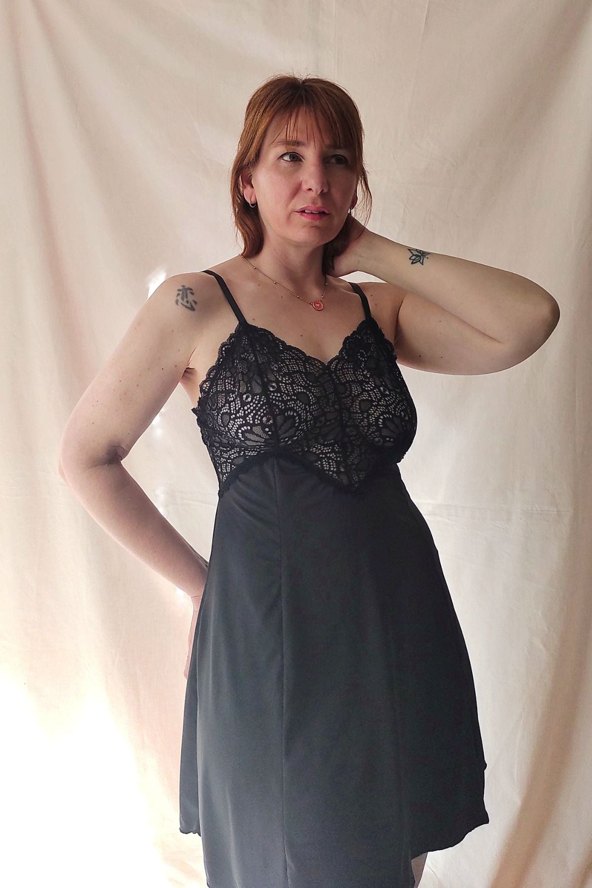 Babydoll negro en modelo vista lateral – Qué Tupé