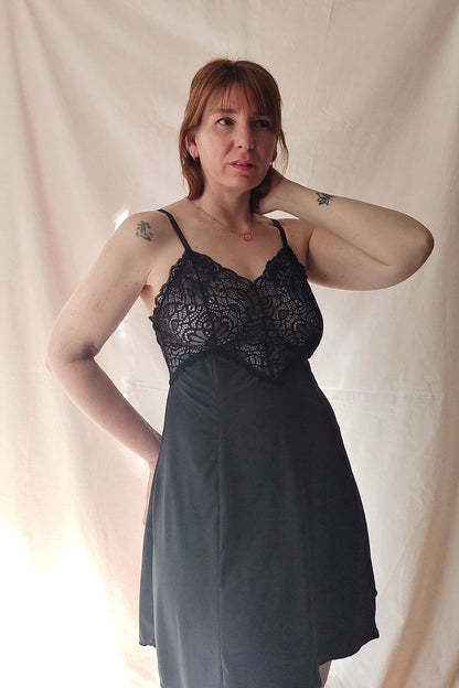 Babydoll negro en modelo vista lateral – Qué Tupé