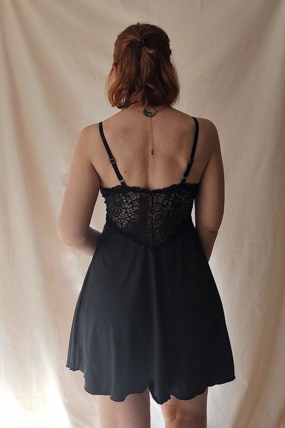 Detalle espalda Babydoll negro en modelo – Qué Tupé