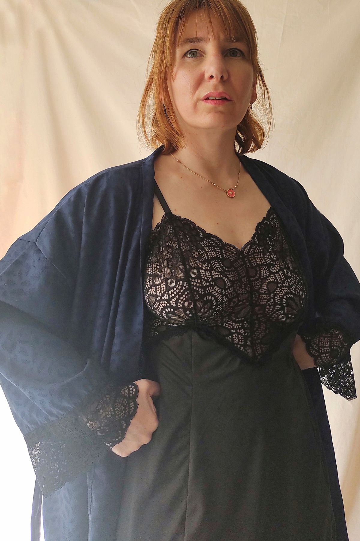 Detalle frontal Set babydoll y bata en modelo – Qué Tupé