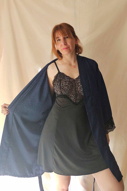 Set babydoll y bata abierta en modelo vista completa – Qué Tupé