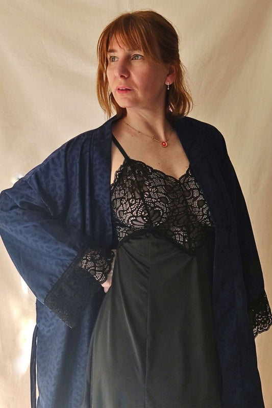 Detalle manga bata y busto Babydoll Set babydoll y bata en modelo – Qué Tupé