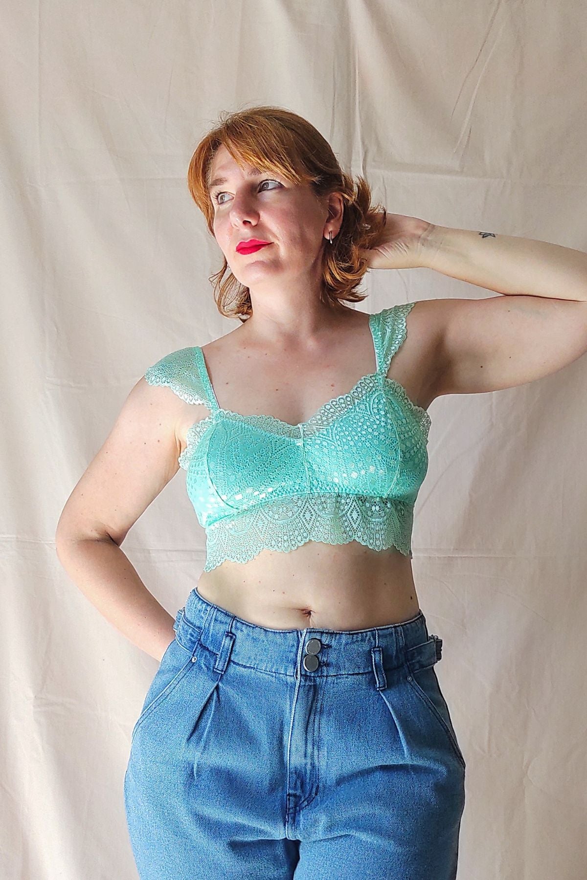 Bralette Ada verde agua en modelo vista completa – Qué Tupé