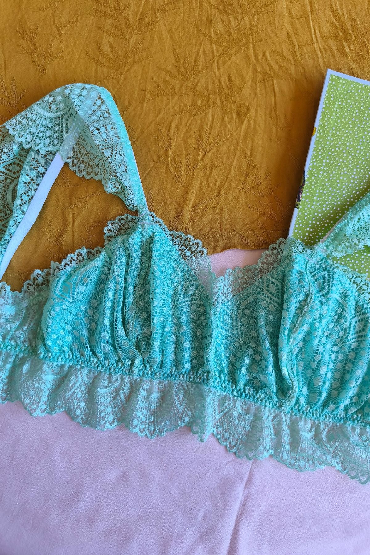 Bralette Ada verde agua en modelo vista frontal – Qué Tupé