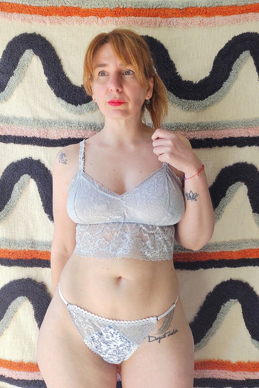 Bralette Reina puntilla en modelo vista frontal – Qué Tupé