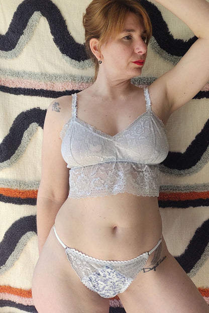 Bralette Reina puntilla en modelo vista frontal cercana – Qué Tupé