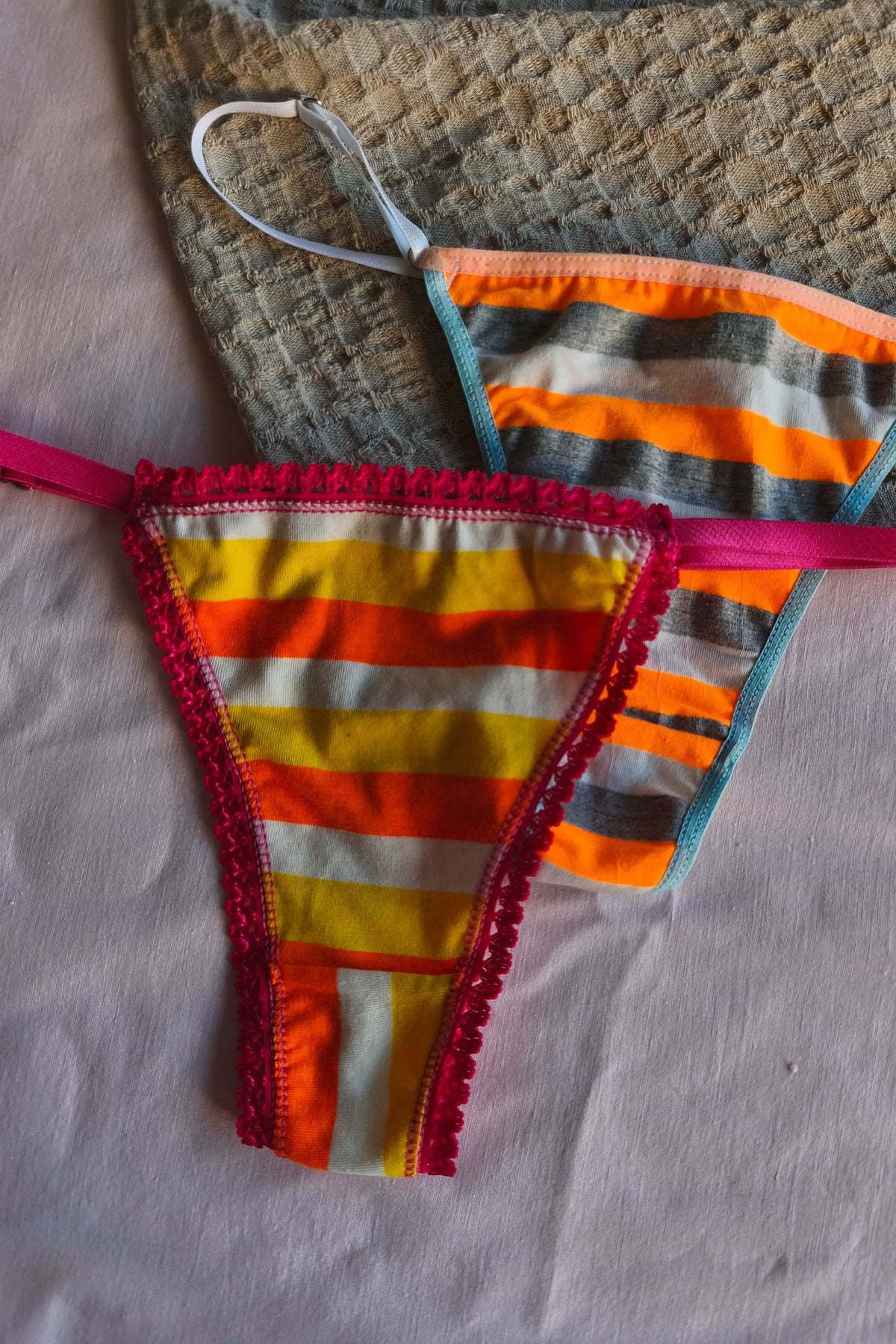 Pack x2 tangas less regulables algodón rayado fluo – Qué Tupé