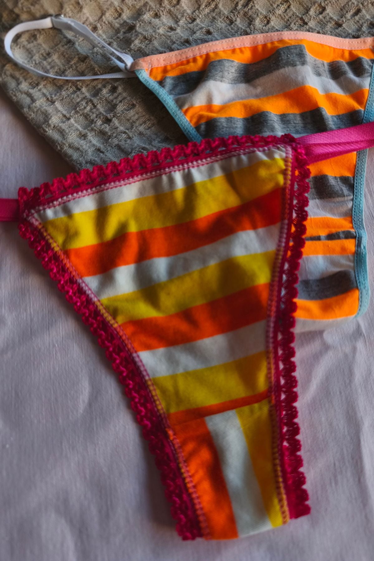 Detalle algodón rayado fluo tanga less artesanal – Qué Tupé