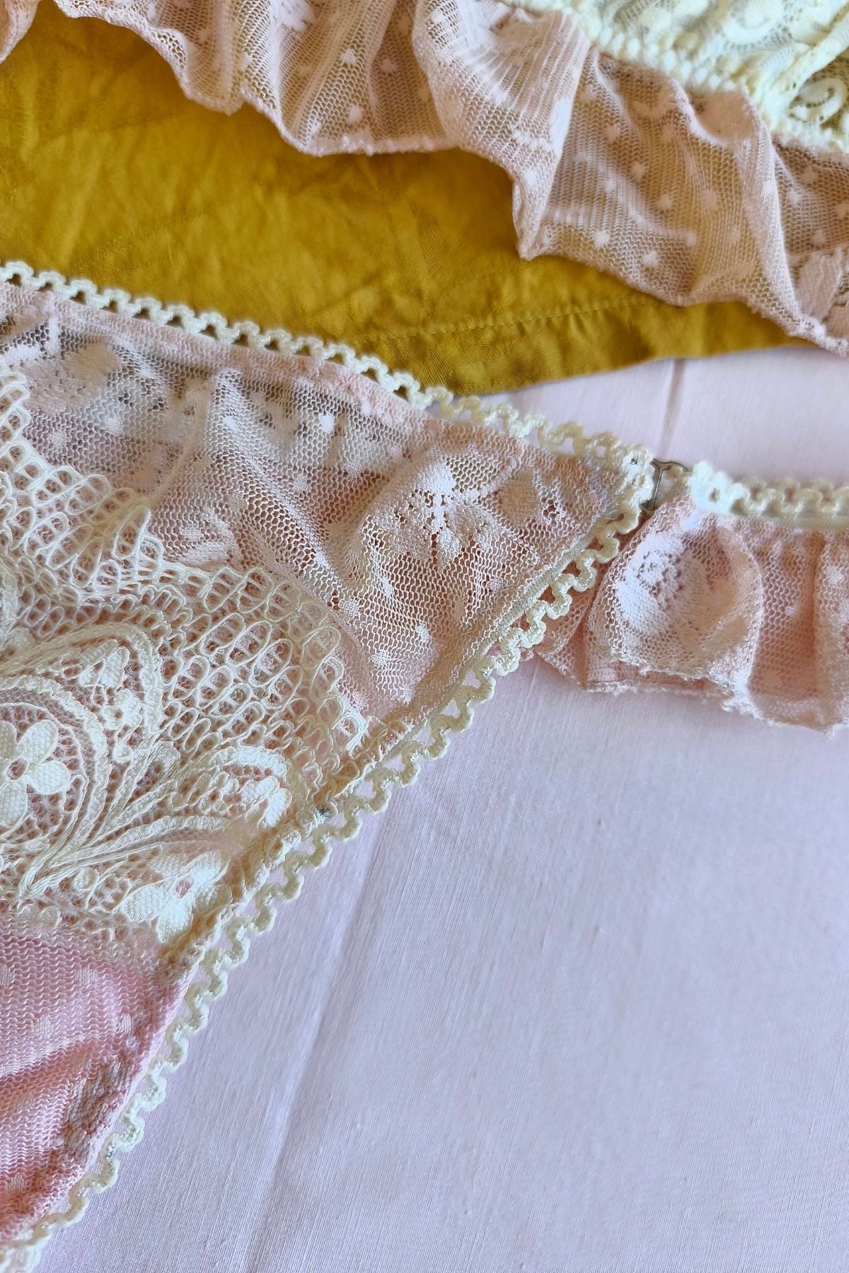 Detalle puntilla y volado bombacha Conjunto Romántica – Qué Tupé