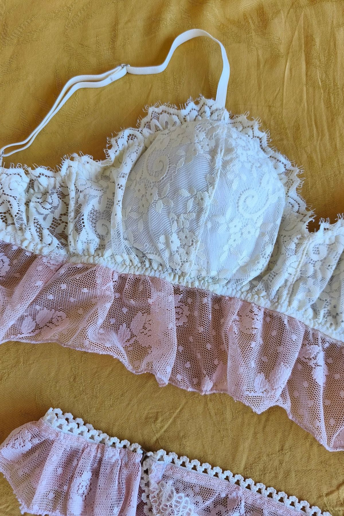 Detalle puntilla y taza extraíble corpiño Conjunto Romántica – Qué Tupé