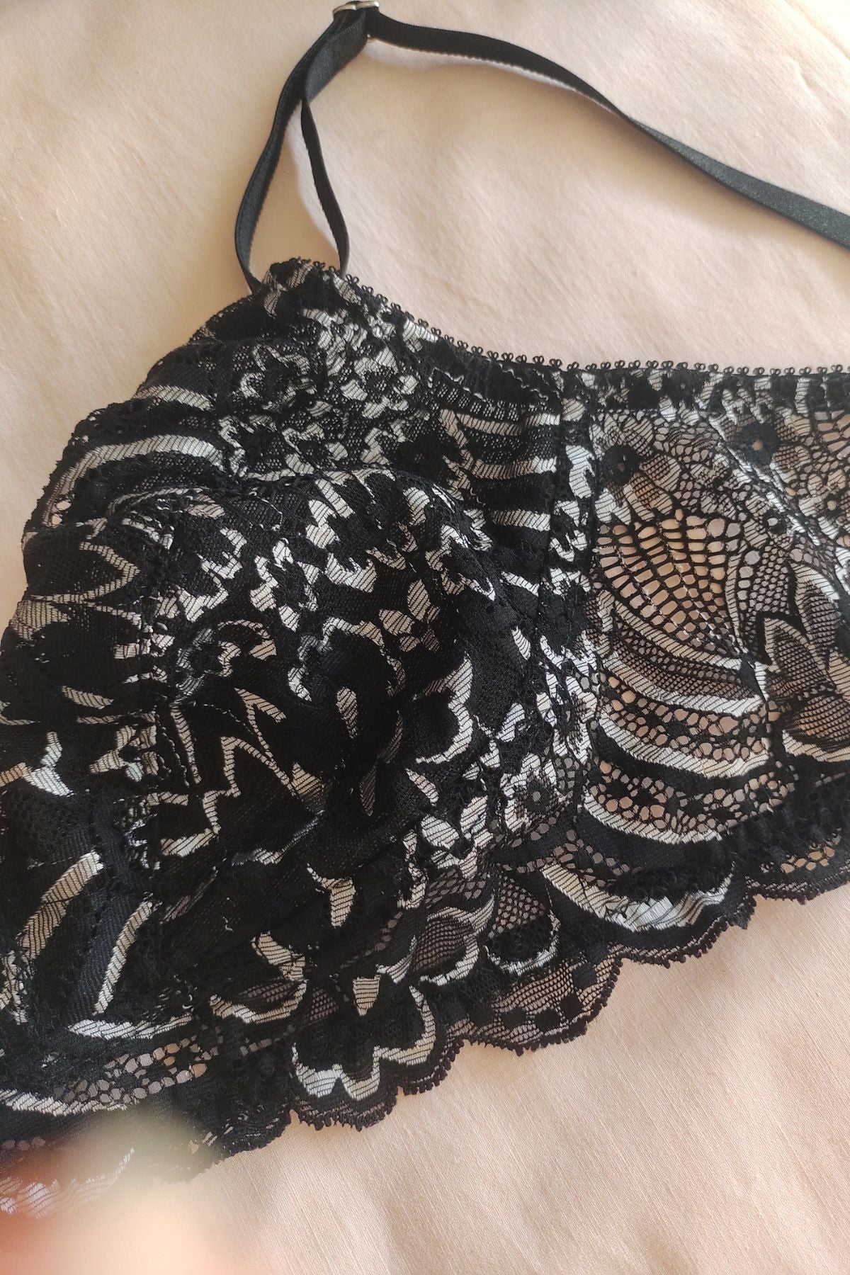 Detalle copa y puntilla Corpiño Hada negro plata – Qué Tupé