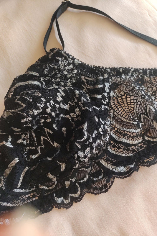 Detalle copa y puntilla Corpiño Hada negro plata – Qué Tupé