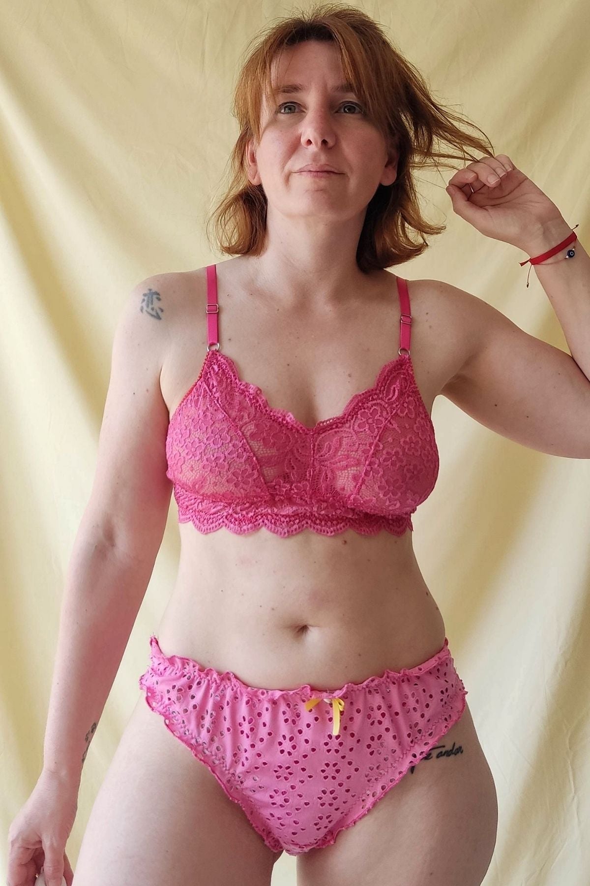 Corpiño Calma puntilla fucsia en modelo vista frontal – Qué Tupé