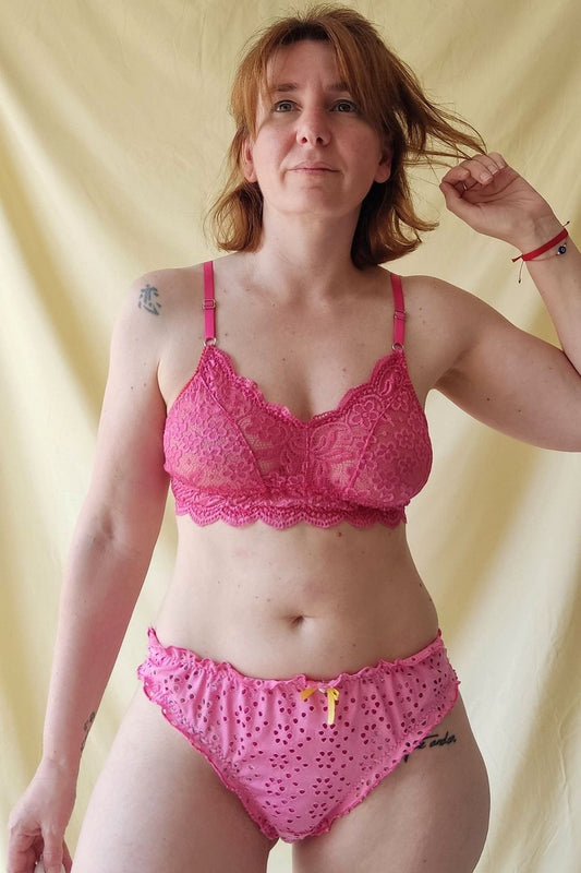 Corpiño Calma puntilla fucsia en modelo vista frontal – Qué Tupé
