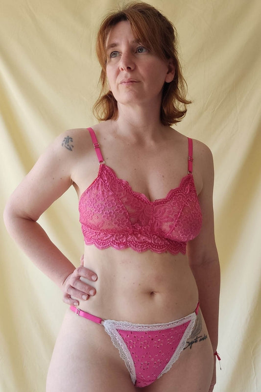 Corpiño Calma puntilla fucsia en modelo vista lateral – Qué Tupé