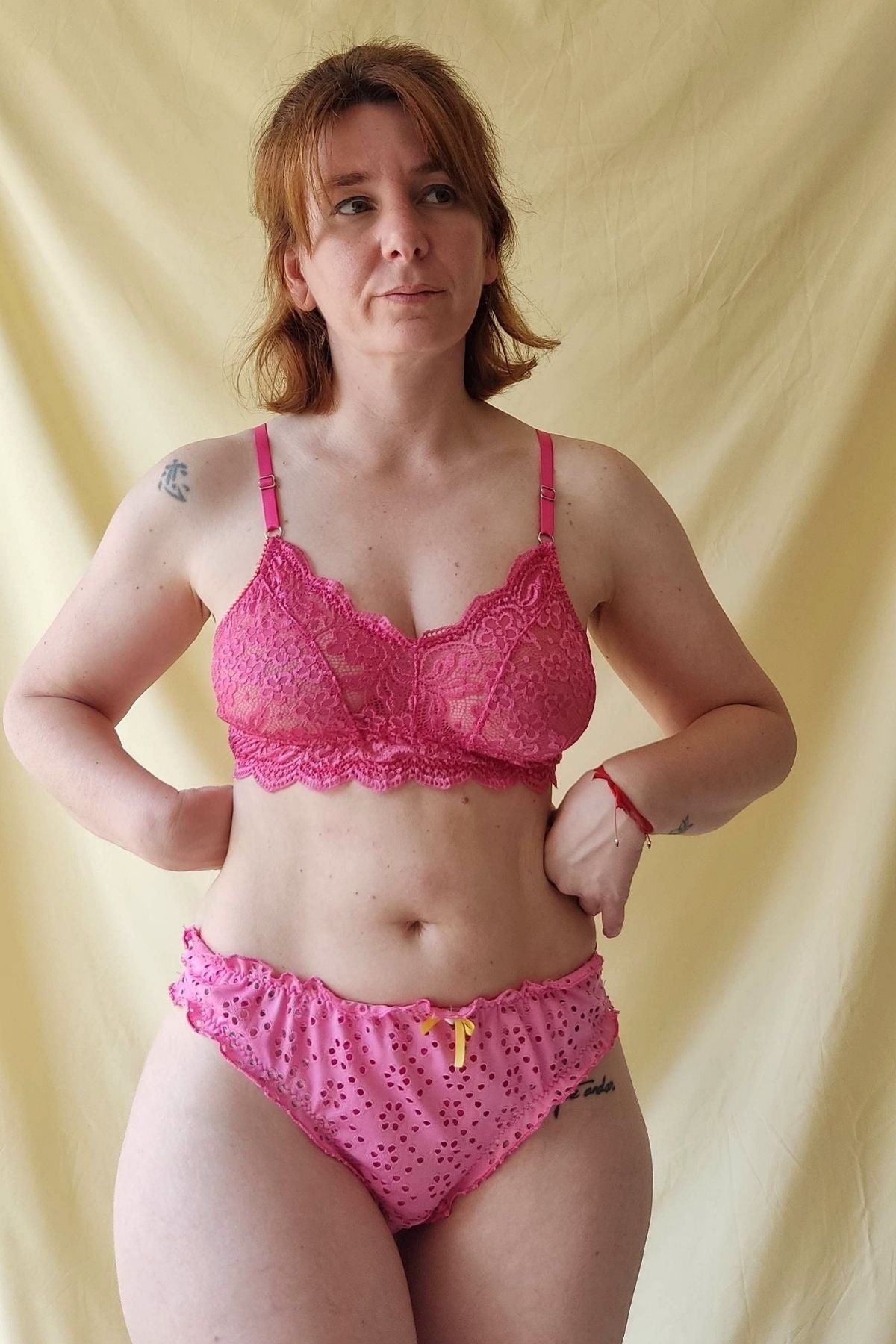 Corpiño Calma puntilla fucsia en modelo vista frontal cercana – Qué Tupé