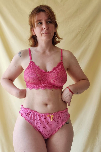 Corpiño Calma puntilla fucsia en modelo vista frontal cercana – Qué Tupé