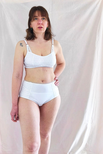 Corpiño y bombacha puestos, calce de los modelos.Encaje y algodón blanco.
