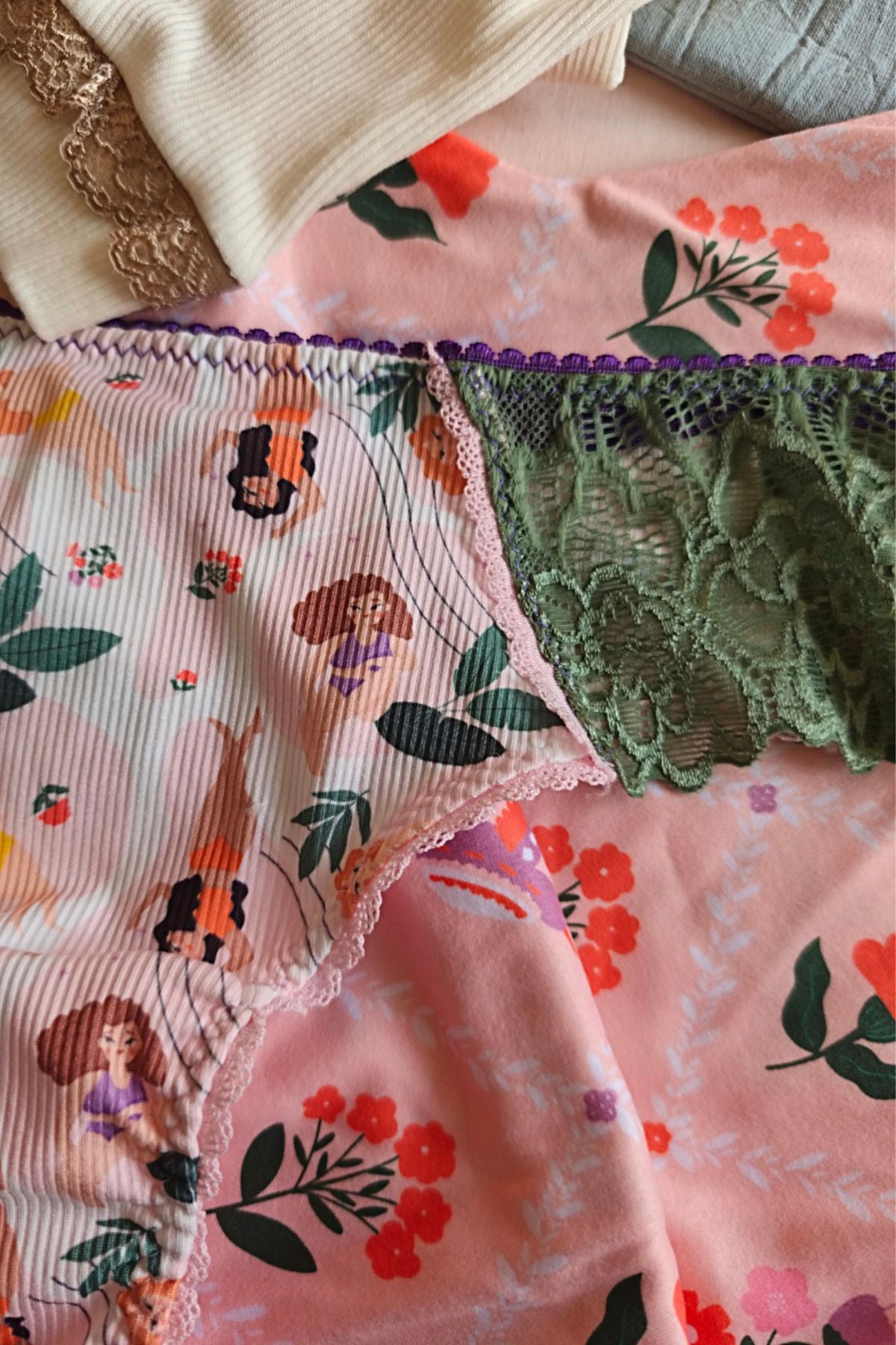 Detalle estampa exclusiva y puntilla verde culotte Less Diosas – Qué Tupé