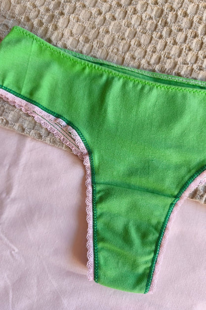 Culotte less ilusión verde extendido, vista cenital, corte completo