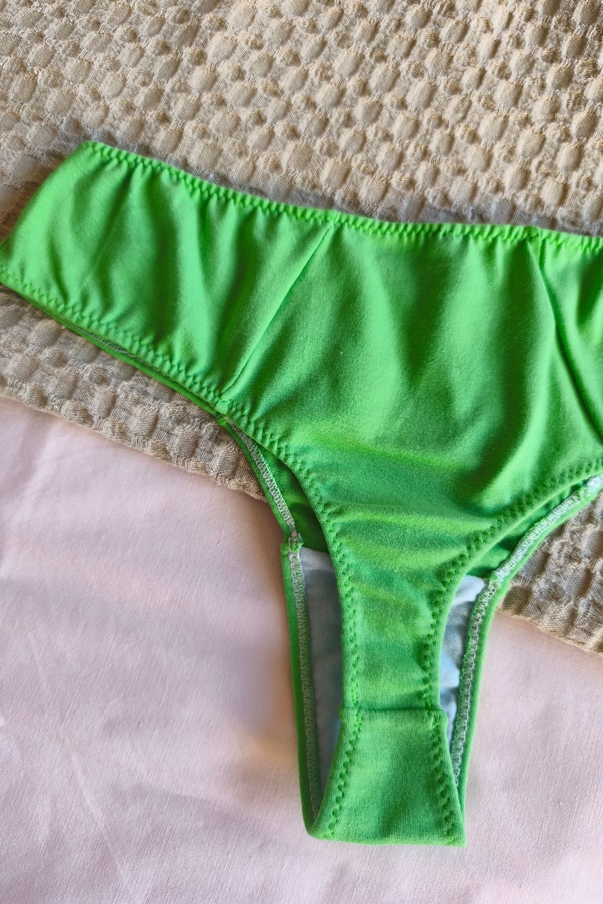 Detalle espalda culotte less ilusión verde, corte less en algodón