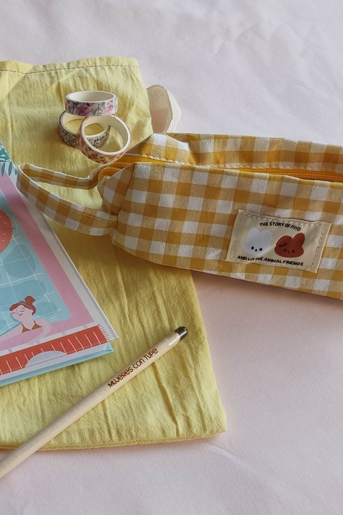 Set cuaderno, cartuchera amarilla, lápiz plantable y bolsita de packaging – Qué Tupé