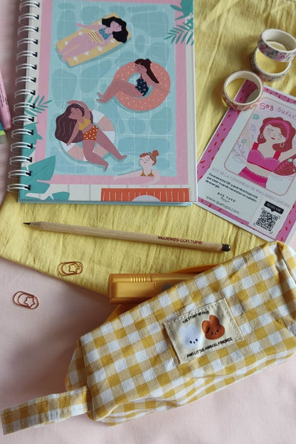 Vista cenital Set cuaderno, cartuchera amarilla, lápiz plantable y postal – Qué Tupé