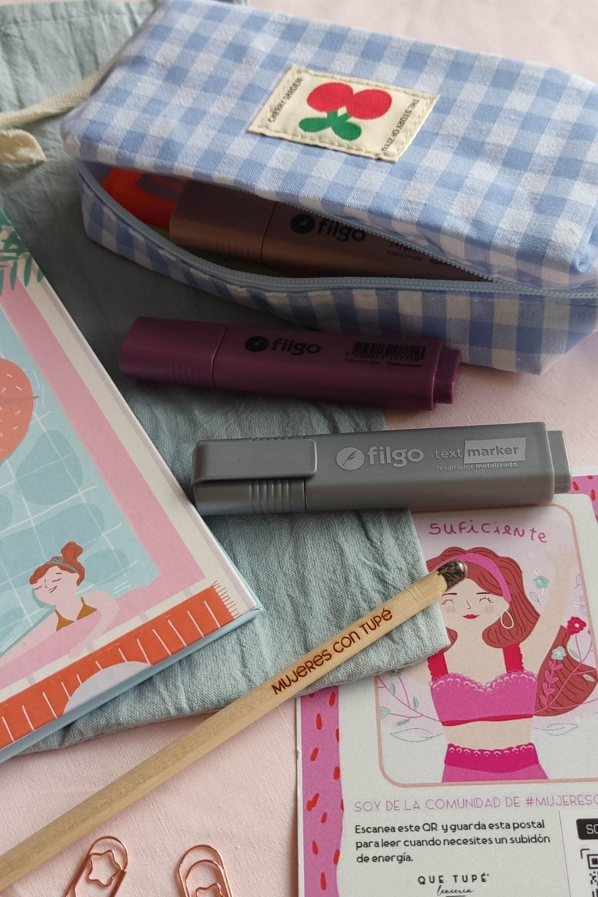 Set cuaderno, lápiz plantable y cartuchera celeste a cuadros con postales – Qué Tupé