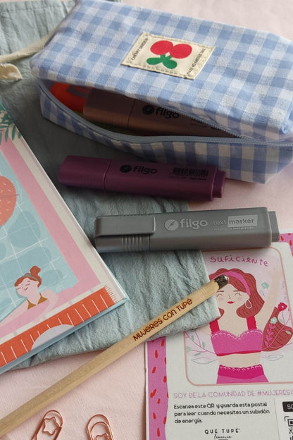 Set cuaderno, lápiz plantable y cartuchera celeste a cuadros con postales – Qué Tupé