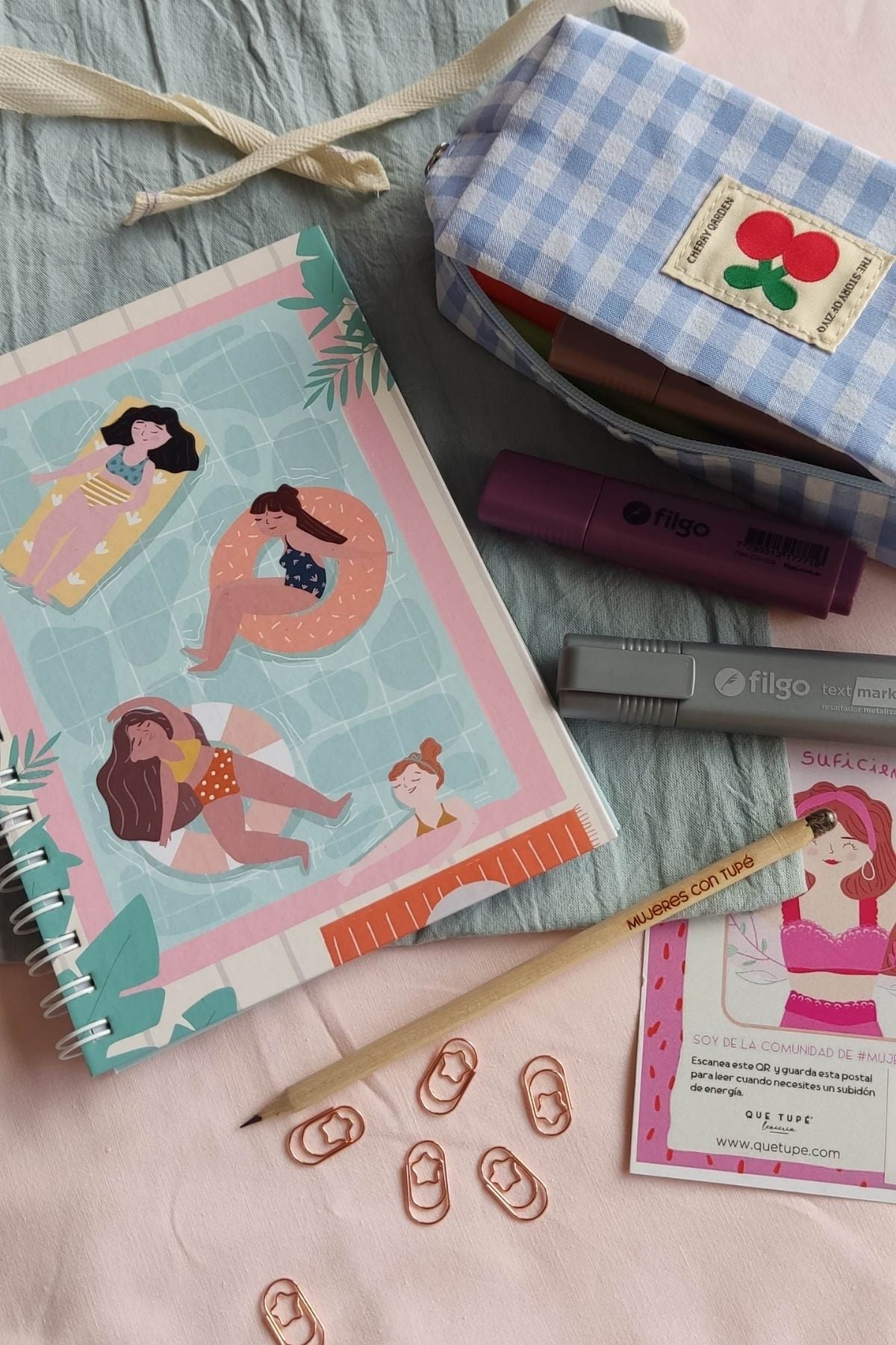 Set cuaderno, cartuchera celeste, lápiz plantable y bolsita de packaging – Qué Tupé