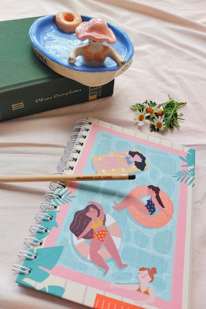 Detalle tapa Cuaderno ilustrado Pausa y lápiz plantable – Qué Tupé