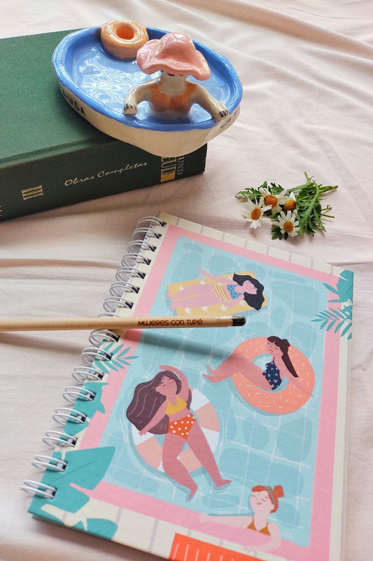 Detalle tapa Cuaderno ilustrado Pausa y lápiz plantable – Qué Tupé