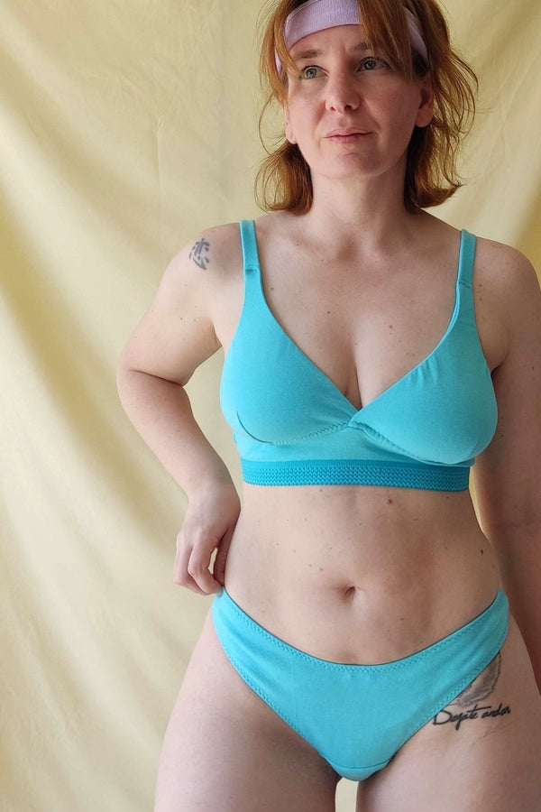 Less turquesa en algodón con lycra puesto en modelo, vista frontal