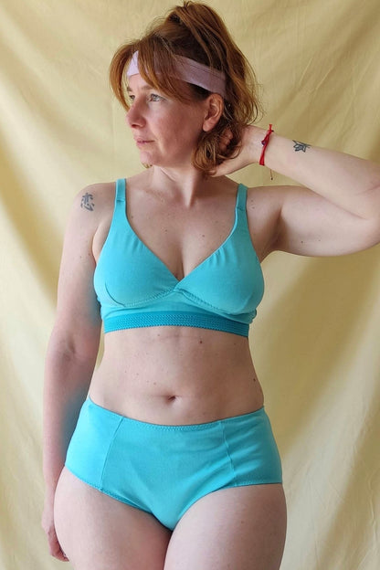 Culotte cachetero turquesa en modelo, vista lateral, algodón con lycra