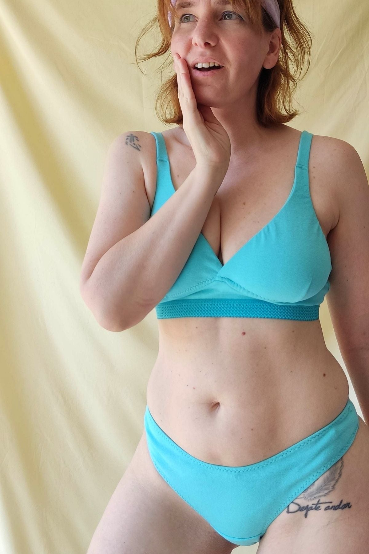 Less turquesa en algodón con lycra en modelo, vista lateral