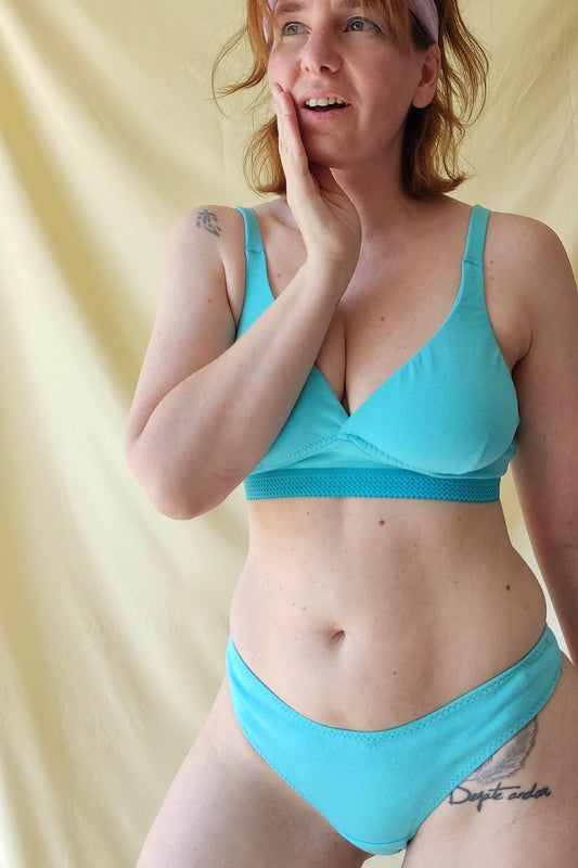 Less turquesa en algodón con lycra en modelo, vista lateral