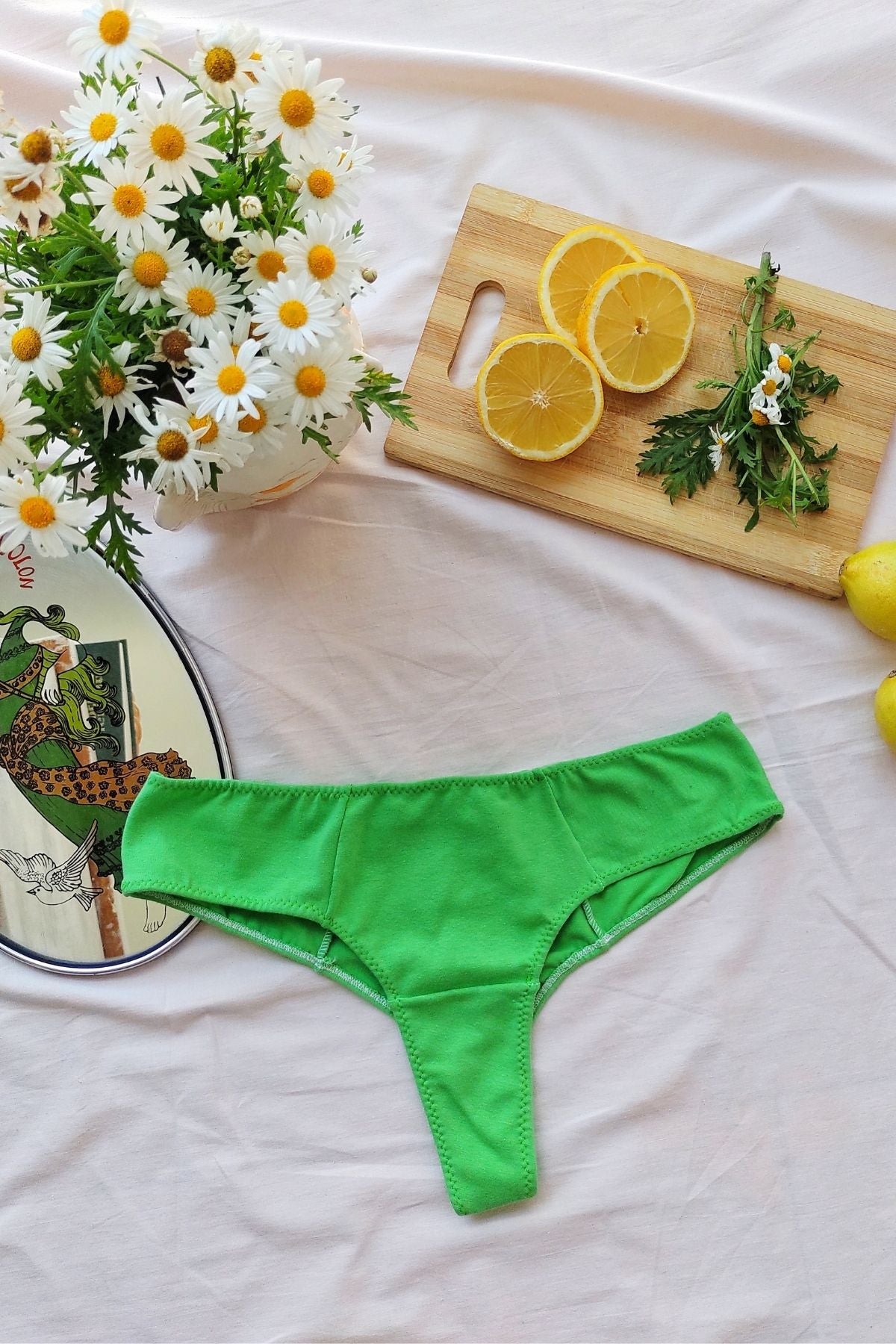 Culotte less ilusión verde extendido, vista cenital, corte completo