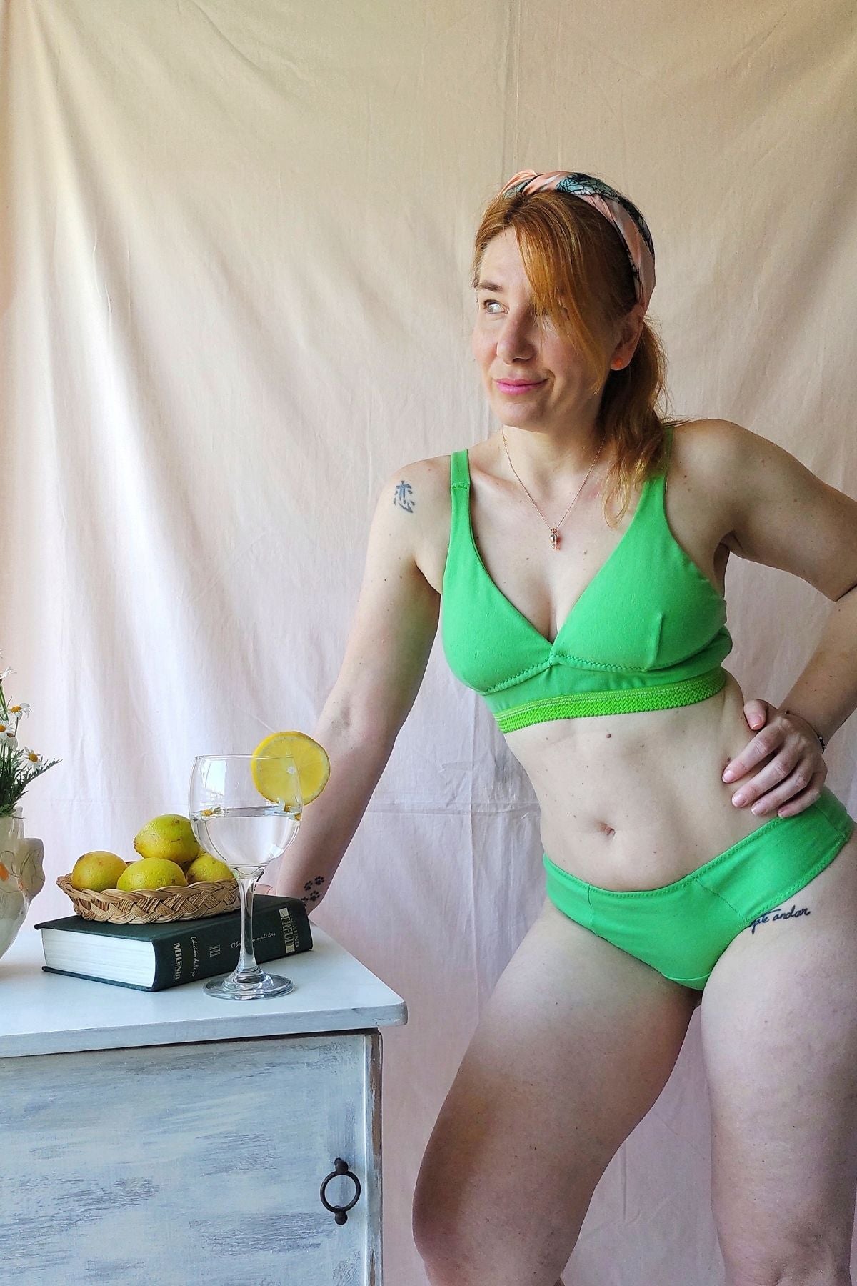 Corpiño Ilusión algodón verde en modelo vista lateral – Qué Tupé
