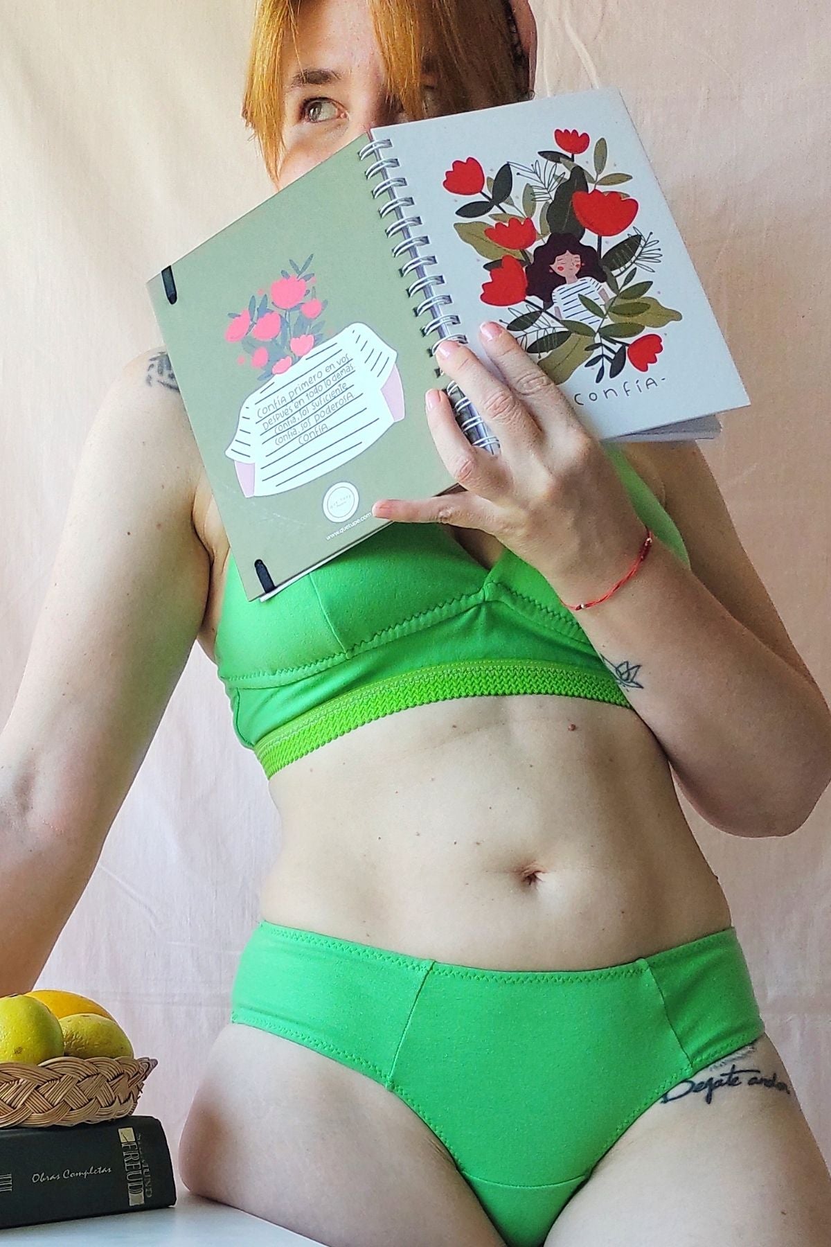 Culotte less ilusión verde puesto en modelo, vista frontal de cerca