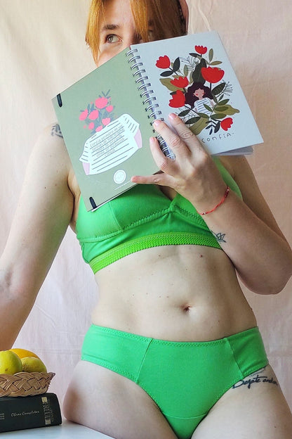 Culotte less ilusión verde puesto en modelo, vista frontal de cerca